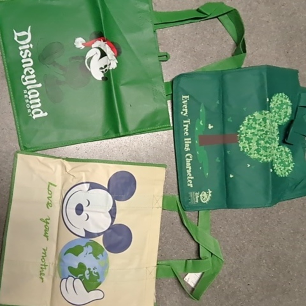 Lot 5 Disney sweatshirt, 3 recycle bags, & 1 Disney bucket - Picture 5 of 8